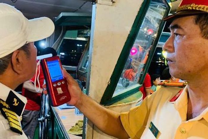Cảnh sát Đường thủy Đà Nẵng xử lý 7 trường hợp vi phạm 1 0bb34202064def13b65c