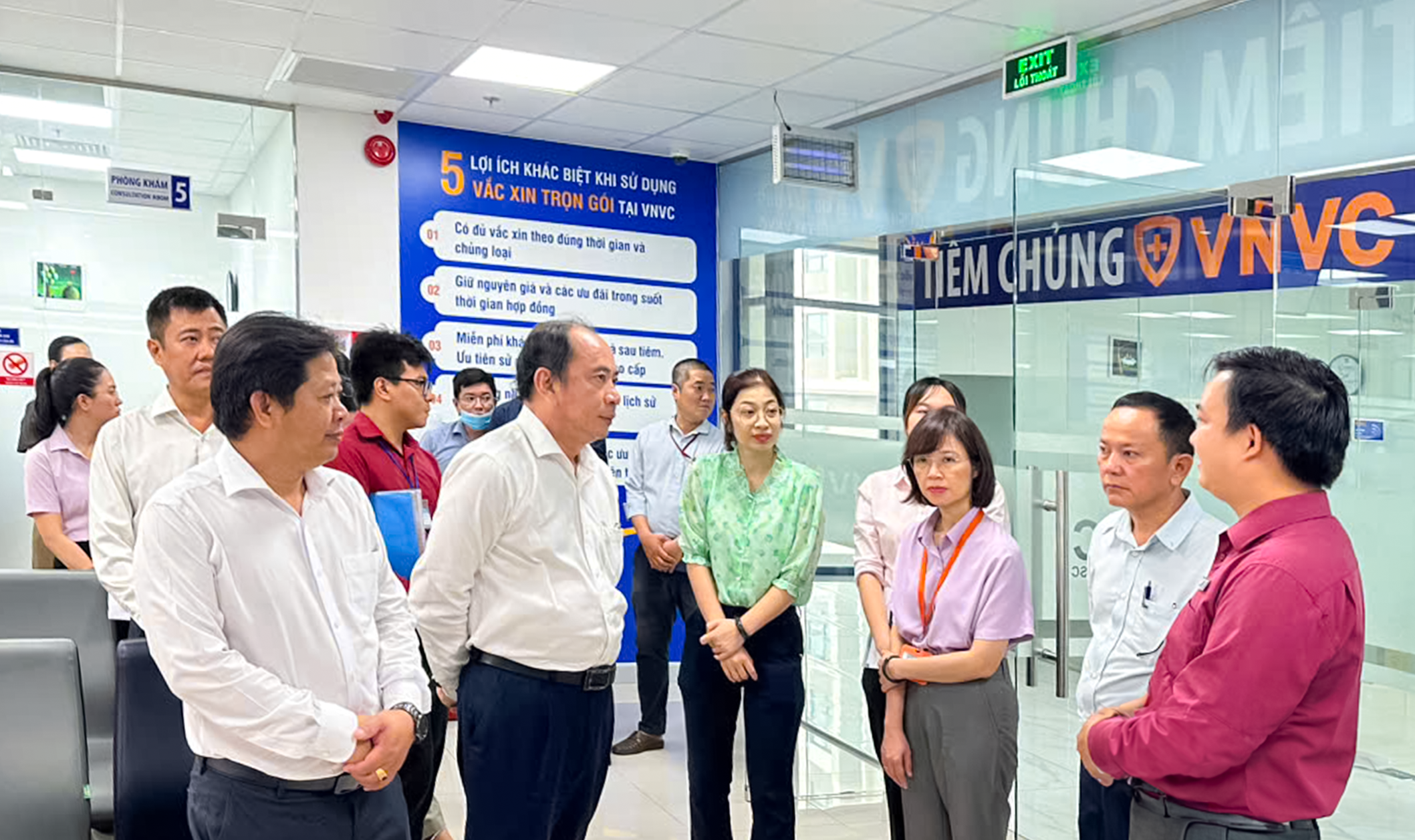 PGS.TS Tăng Chí Thượng (hàng đầu, thứ hai từ trái qua) và Phó Giám đốc Trung tâm kiểm soát bệnh tật TP HCM - ThS.BS Lê Hồng Nga (áo tím) đến thăm và giám sát việc triển khai chiến dịch tiêm vắc-xin sởi miễn phí cho trẻ từ 1-10 tuổi vào sáng 17-9 tại VNVC Quận 8 (TP HCM) PGS.TS Tăng Chí Thượng (hàng đầu, thứ hai từ trái qua) và Phó Giám đốc Trung tâm kiểm soát bệnh tật TP HCM - ThS.BS Lê Hồng Nga (áo tím) đến thăm và giám sát việc triển khai chiến dịch tiêm vắc-xin sởi miễn phí cho trẻ từ 1-10 tuổi vào sáng 17-9 tại VNVC Quận 8 (TP HCM)