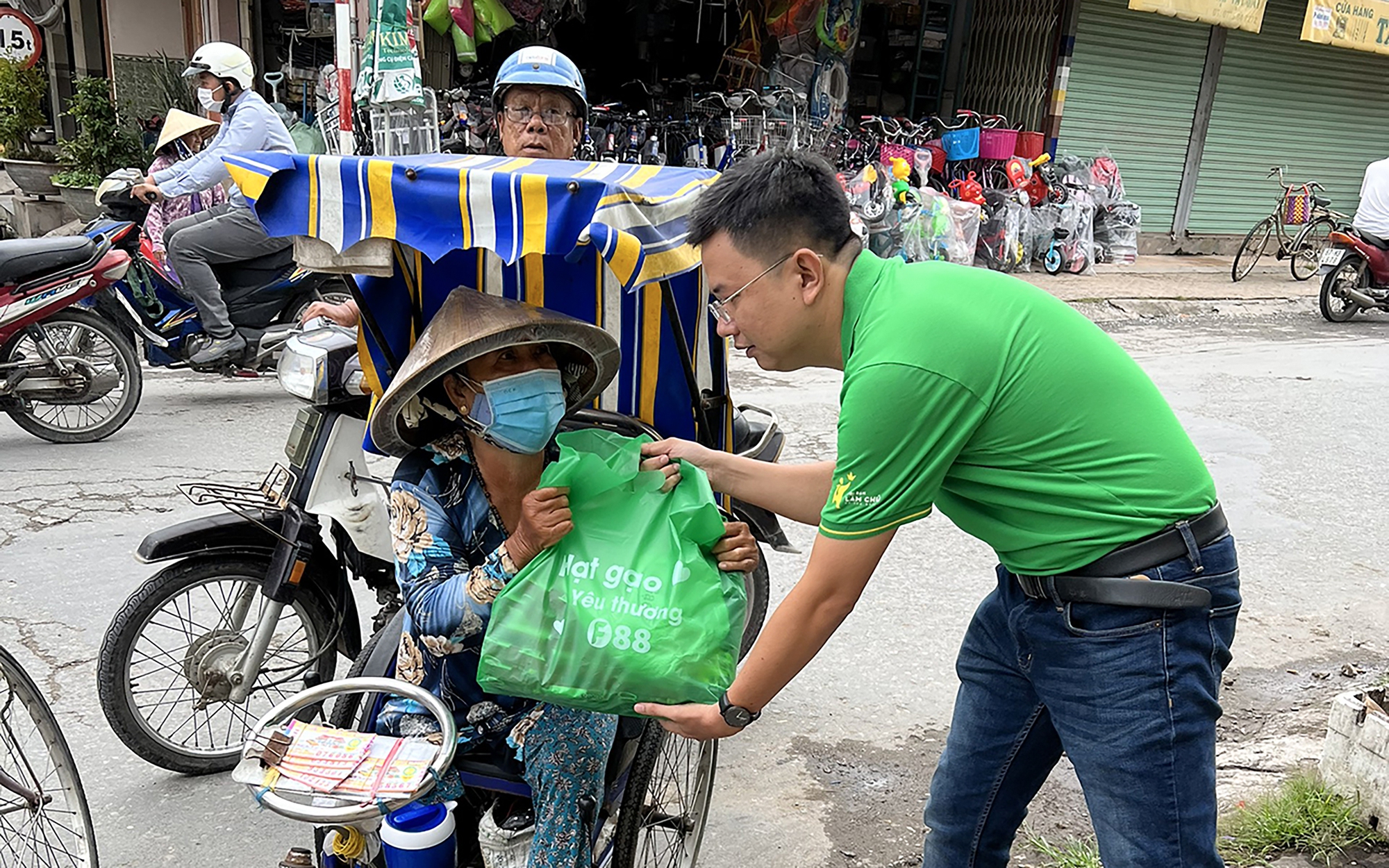 Một chuỗi cửa hàng tình nguyện tiếp nhận, vận chuyển hàng cứu trợ tới bà con vùng bão lũ- Ảnh 1. Một chuỗi cửa hàng tình nguyện tiếp nhận, vận chuyển hàng cứu trợ tới bà con vùng bão lũ- Ảnh 1.