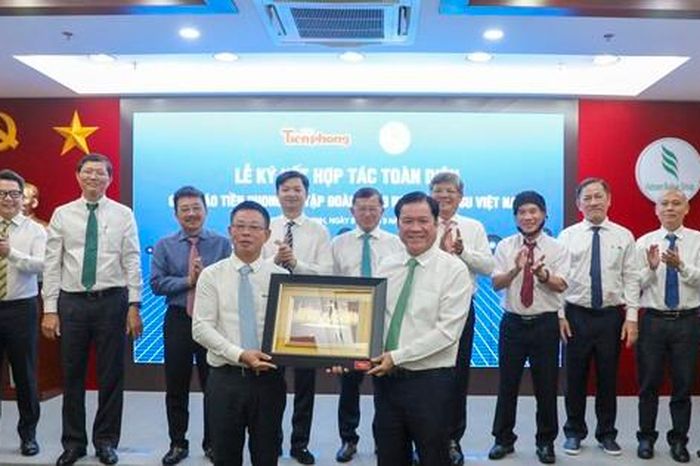 Báo Tiền Phong và Tập đoàn Công nghiệp Cao su Việt Nam ký hợp tác toàn diện 1 1e27b597fed817864ec9