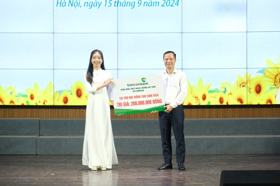 20240915nmhkhai-giang-hoc-vien-tai-chinh-3900-1726640317884283814218 Vietcombank trao học bổng cho sinh viên Học viện Tài chính năm học 2024 - 2025 - Ảnh 1.