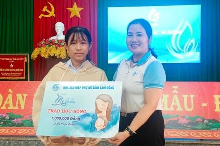 Lâm Đồng: Trao tặng trên 3.100 phần quà cho trẻ mồ côi, học sinh có hoàn cảnh khó khăn 1 2e7af5f9beb657e80ea7