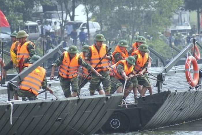 Vụ sập cầu Phong Châu: Công binh tinh nhuệ hành quân trong đêm lên Phú Thọ, sẵn sàng bắc cầu phao 1 3392cd1786586f063649