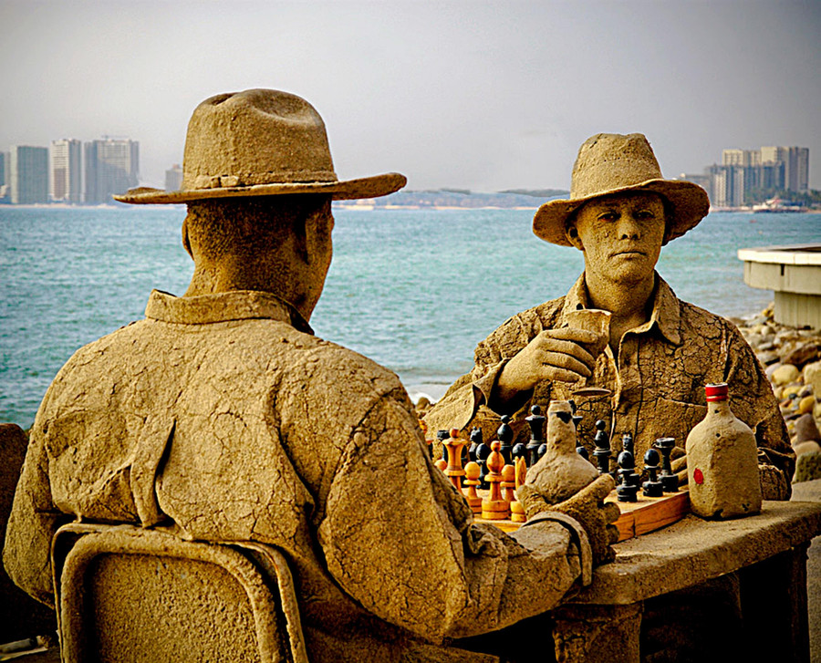 Tượng cát chơi cờ.