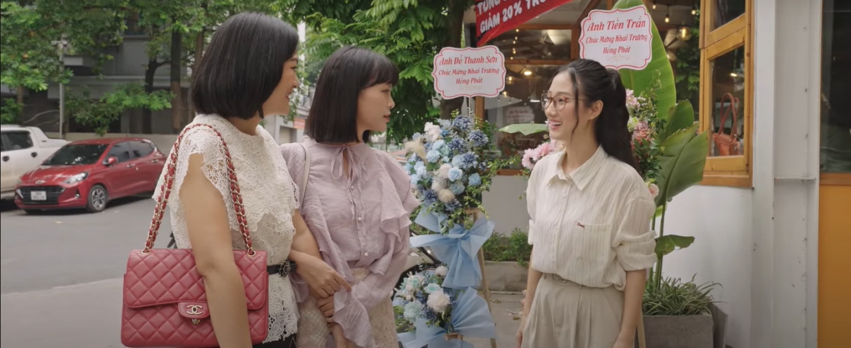Di giua troi ruc ro tap 38 thai ta hoa khi gap me va bao anh o quan ca phe hinh anh 1