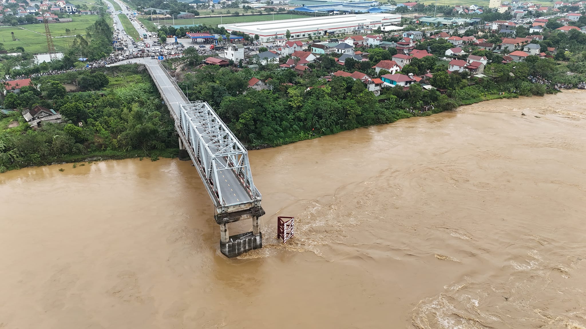 Bố trí chỗ học tạm cho học sinh sau vụ sập cầu Phong Châu (Phú Thọ)- Ảnh 1. Bố trí chỗ học tạm cho học sinh sau vụ sập cầu Phong Châu (Phú Thọ)- Ảnh 1.