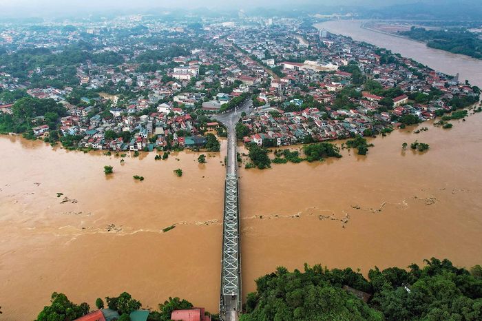 Nhìn từ trên cao, thành phố Yên Bái ngập trong biển nước 1 465fb0e2f4ad1df344bc