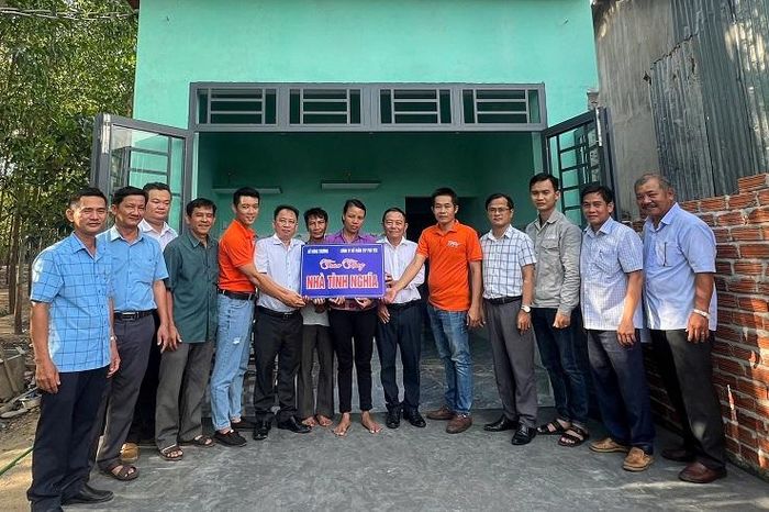 Bàn giao nhà Tình nghĩa cho hộ cận nghèo xã Xuân Quang 2 1 4920cfa684e96db734f8