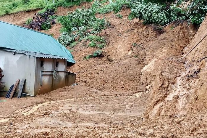 Tìm kiếm 2 người mất tích do lở núi ở Yên Bái 1 5d1549a402ebebb5b2fa