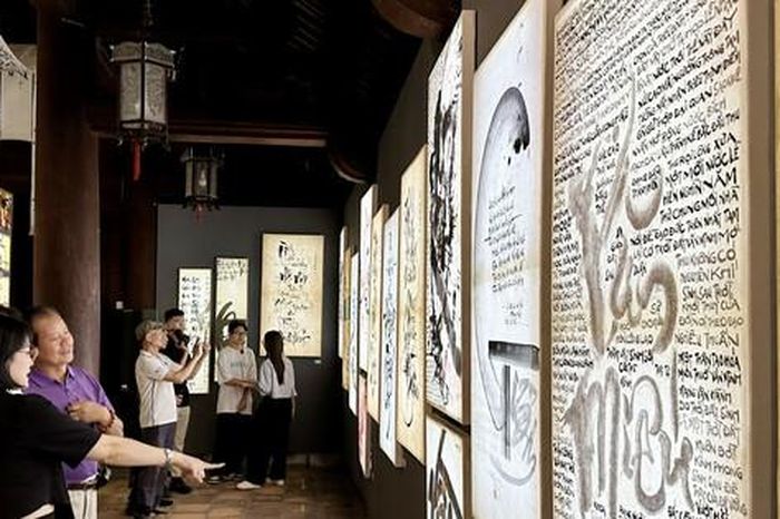 'Nghiên bút còn thơm': 'Bản giao hưởng' của thư pháp và ánh sáng 1 69e0995dd2123b4c6203