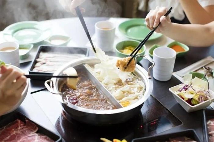 Đi cấp cứu khi ăn lẩu cùng gia đình, 'hung thủ' nằm ngay dưới gầm bàn 1 6aa8474e0201eb5fb210