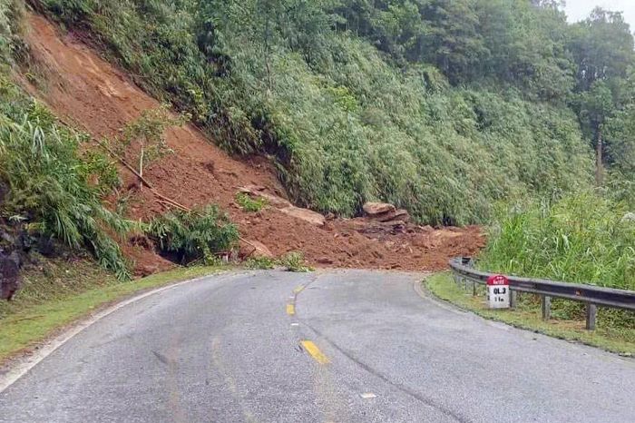 Xe ô tô nhỏ đã lưu thông được qua các điểm sạt lở trên đèo Áng Toòng 1 6c64b1c8fa8713d94a96