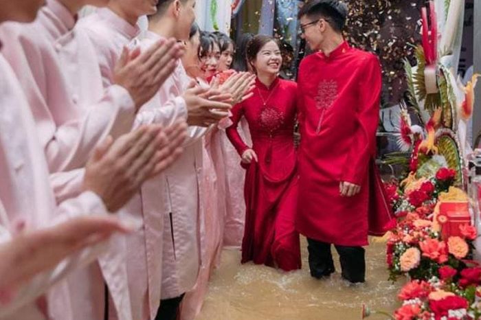 Vượt lũ lụt, đôi bạn trẻ đến với nhau kết duyên trăm năm 1 761a7f4f3800d15e8811