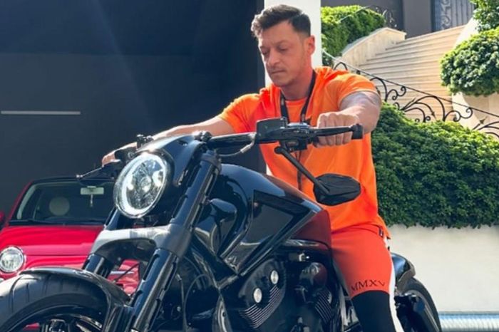 Biến hình đáng kinh ngạc, Mesut Ozil khoe đồ chơi mới 1 837b7bed30a2d9fc80b3
