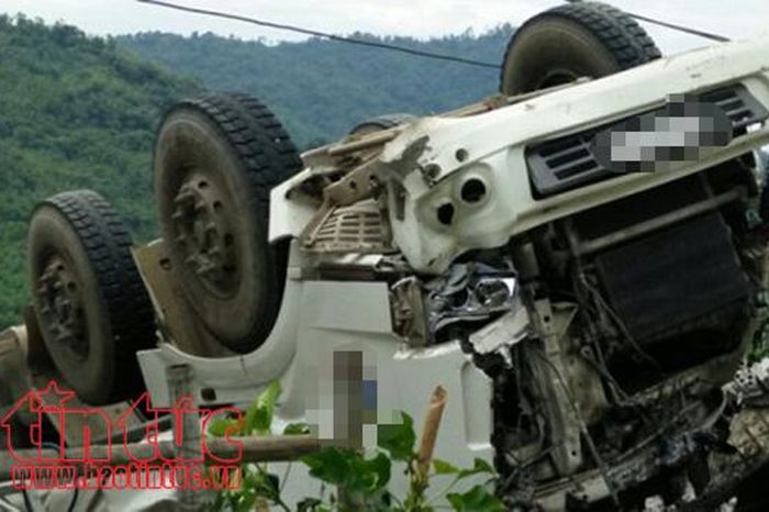 Quảng Trị: Lật xe ô tô đầu kéo, 1 người tử vong 1 a0abfb04b04b5915005a