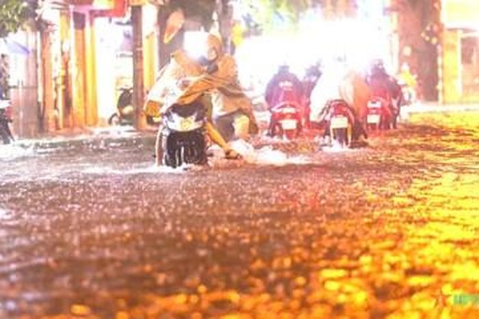 Mưa lớn do hoàn lưu bão số 3, nhiều tuyến phố Hà Nội ngập úng sâu 1 aa6271c63a89d3d78a98
