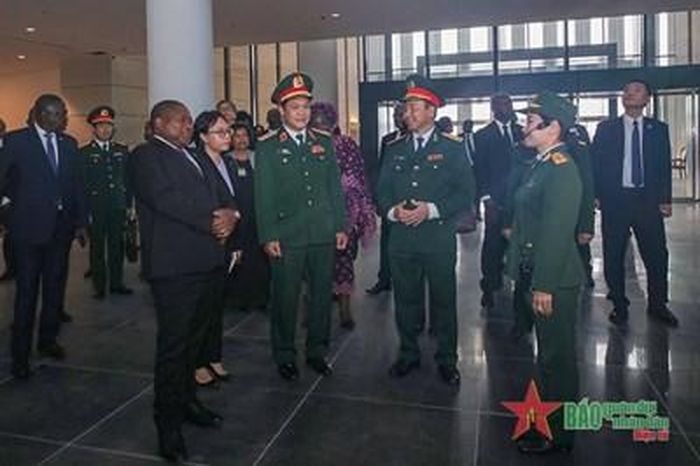 Tổng thống Mozambique tham quan Bảo tàng Lịch sử Quân sự Việt Nam 1 aec3f847b3085a560319