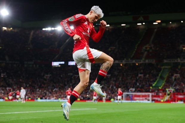 Alejandro Garnacho ghi bàn trong mỗi hiệp đấu ở Carabao Cup. alejandro-garnacho-manchester-un.jpg