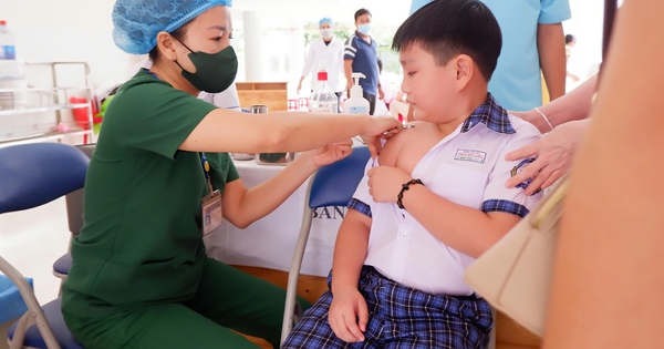 Gấp rút tiêm phòng sởi trong trường học 1 anh chot 16 9 2 17264934768271958295984 35 0 1598 2500 crop 1726495542200383104588