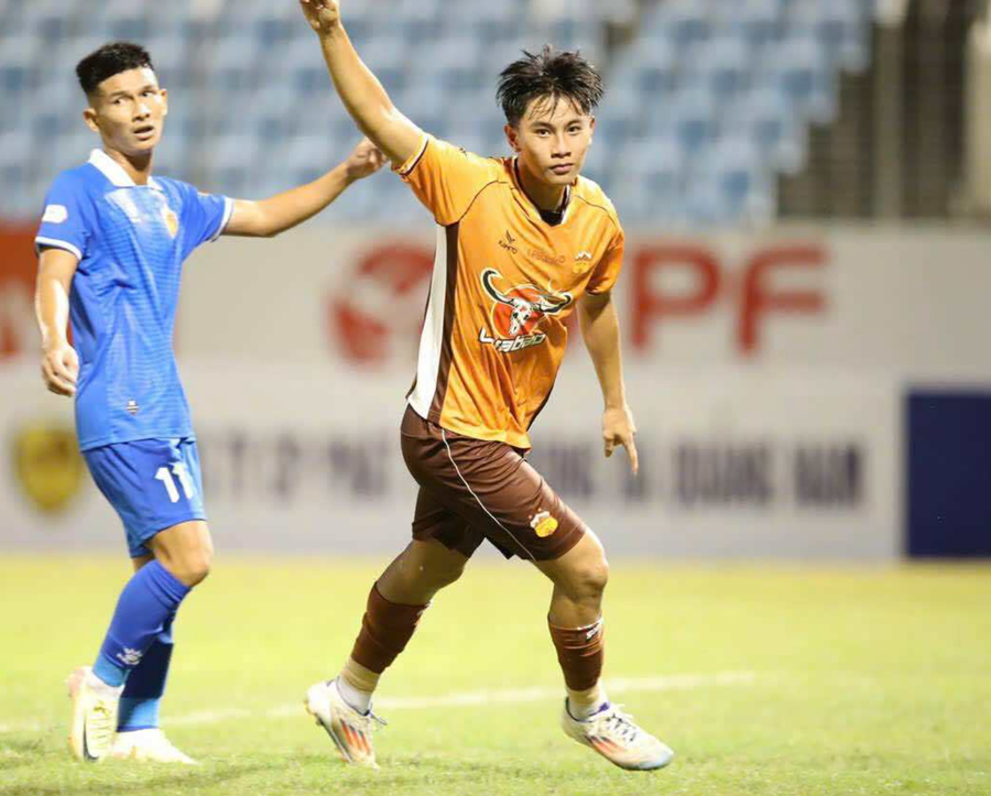 Gia Bảo trở thành cầu thủ trẻ nhất ghi bàn tại V-League. Ảnh màn hình 2024-09-16 lúc 05.55.40.png