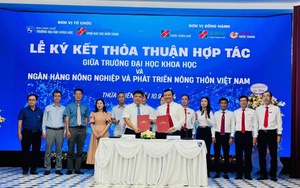 Vietcombank trao học bổng cho sinh viên nhân dịp khai giảng - Ảnh 2.