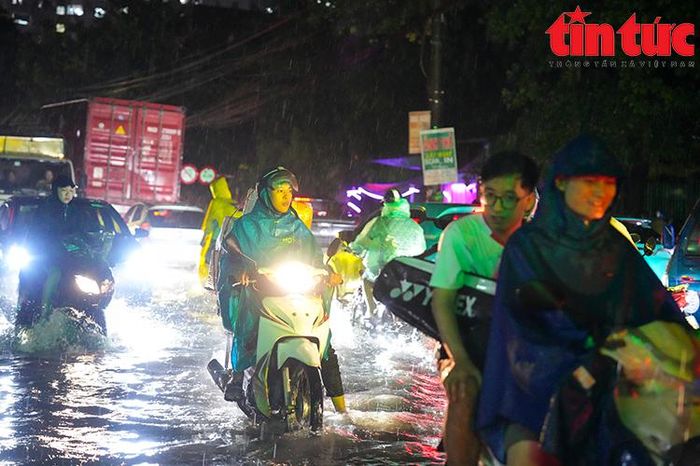 Mưa lớn chiều tối 9/9 khiến nhiều người 'bì bõm' về nhà 1 b275d5e09eaf77f12ebe