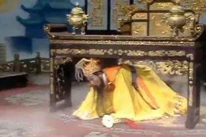 Tây Du Ký 1986: Dù đứng đầu Tam giới, tại sao khi Tôn Ngộ Không đại náo thiên cung, Ngọc Hoàng lại sợ hãi đến trốn cả vào gầm bàn? 1 b3e1f5a6b1e958b701f8