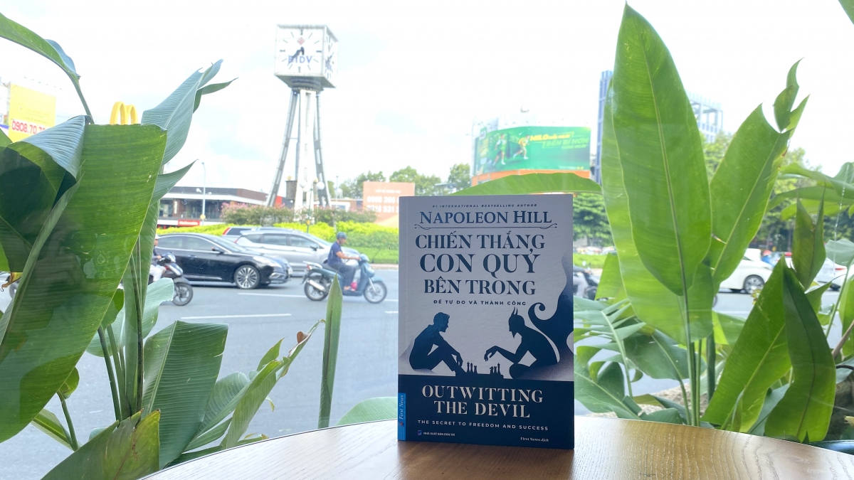 chien thang con quy ben trong - gia tri vuot thoi gian cua napoleon hill hinh anh 1