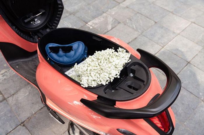 Khám phá 3 mẹo giúp tận dụng tối đa không gian cốp xe máy 1 d91e288863c78a99d3d6