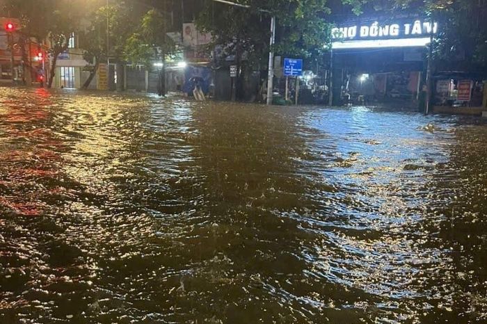 Đêm mưa như trút, người dân Yên Bái tiếp tục di chuyển người và tài sản 1 dfdae653ad1c44421d0d
