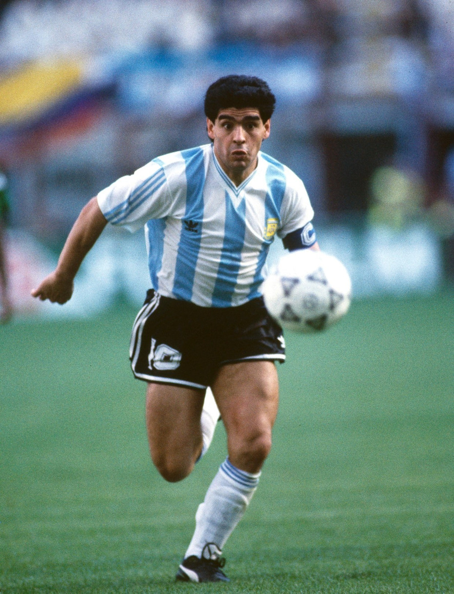 Ông đã đánh bại huyền thoại Diego Maradona để giành giải thưởng danh giá này. diego-maradona-argentina-action.jpg