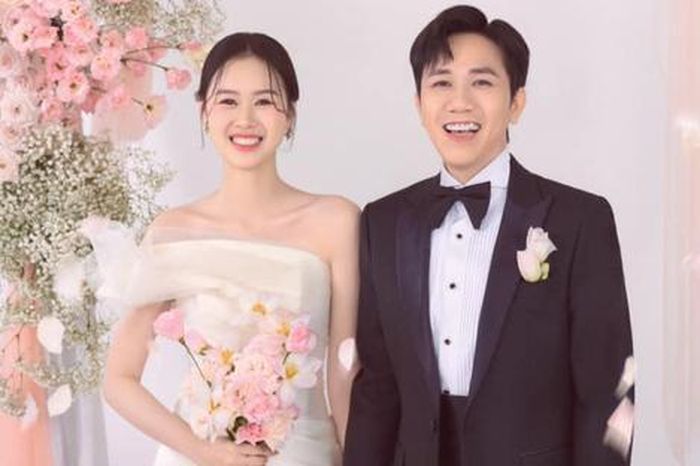Vợ kém 12 tuổi của Anh Đức: 'Anh ấy xứng đáng làm chồng tôi' 1 e35d5e981ad7f389aac6