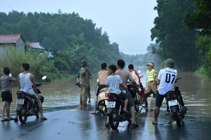 Bất lực nhìn nước lũ dâng cao chia cắt đường từ Thái Nguyên đi Bắc Kạn 1 e80fb699fdd614884dc7