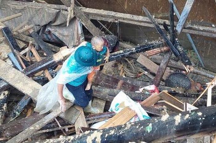 Lào Cai: Đồn Biên phòng Si Ma Cai cứu sống bé 3 tuổi trong vụ lở đất khiến 4 người trong gia đình tử vong 1 e9bf44120f5de603bf4c