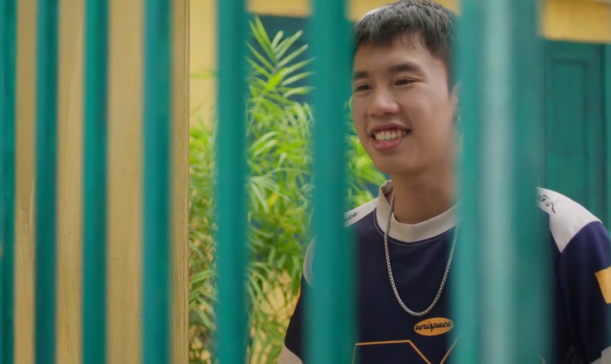Di giua troi ruc ro tap 32 nha pha san, chai noi loi tam biet pu hinh anh 2
