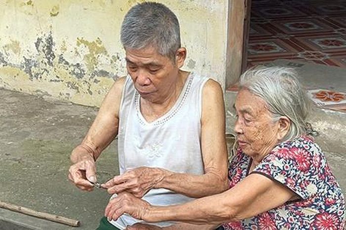 Khoảnh khắc cụ ông 90 tuổi ở Hà Nội chăm sóc vợ 92 khiến dân mạng xúc động 1 f2982a6c6e23877dde32
