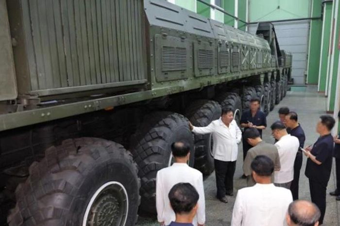 Giới chức Triều Tiên thông báo trình làng xe phóng tên lửa 12 trục mới 1 fbd6156b5e24b77aee35