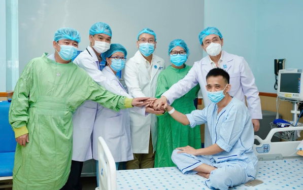Các y - bác sĩ chúc mừng bệnh nhân ghép tim được xuất viện Các y - bác sĩ chúc mừng bệnh nhân ghép tim được xuất viện