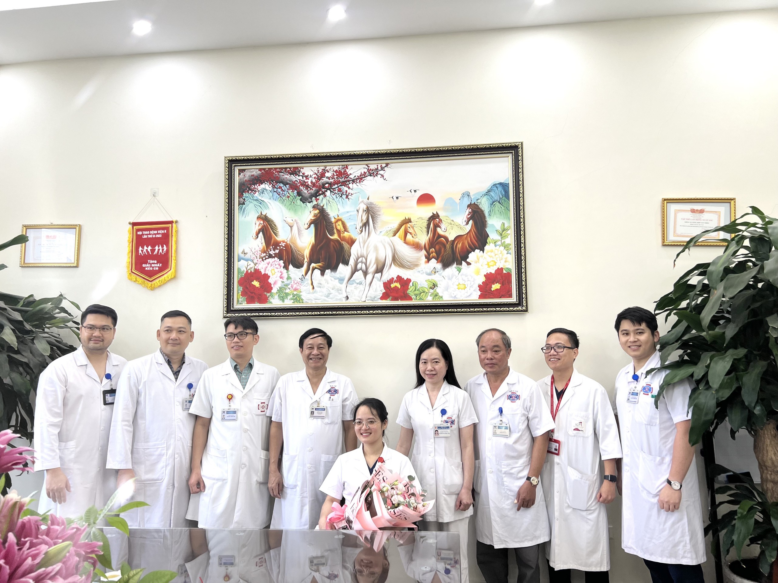 Nữ bác sĩ bị tấm kính rơi trúng người đi làm trở lại trên xe lăn- Ảnh 2. Nữ bác sĩ bị tấm kính rơi trúng người đi làm trở lại trên xe lăn- Ảnh 2.