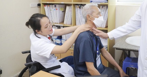 Nữ bác sĩ bị tấm kính rơi trúng người đi làm trở lại trên xe lăn 1 img2826 1727682262246884318702 355 59 834 974 crop 1727683900803788325842