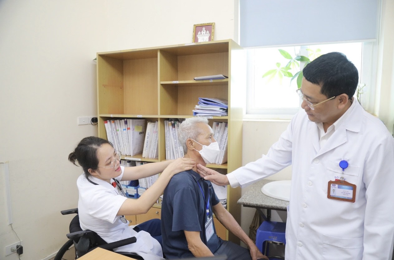 Nữ bác sĩ bị tấm kính rơi trúng người đi làm trở lại trên xe lăn- Ảnh 1. Nữ bác sĩ bị tấm kính rơi trúng người đi làm trở lại trên xe lăn- Ảnh 1.