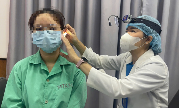 Bệnh nhân khám tai tại Bệnh viện Tai Mũi Họng TP HCM Bệnh nhân khám tai tại Bệnh viện Tai Mũi Họng TP HCM