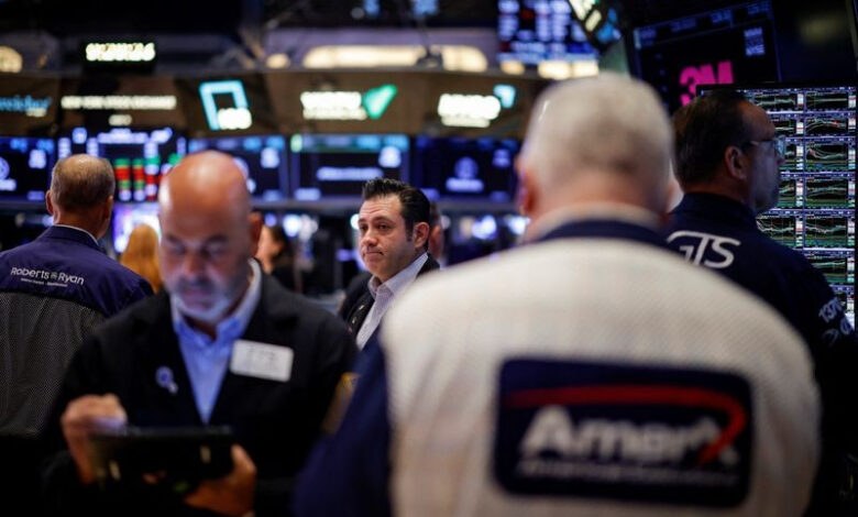 Dow Jones lập kỷ lục, Nasdaq chịu áp lực từ ngành công nghệ 1 lynxmpek8f09x l 3738