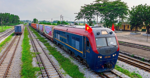 Hàng không, đường sắt miễn phí vận chuyển hàng cứu trợ 1 mien phi van chuyen hang cuu tro 1 17260278768192139754783 59 0 593 1020 crop 17260282159651360058312