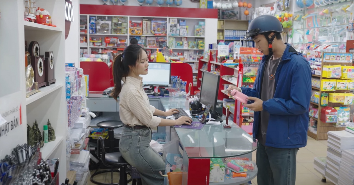 Di giua troi ruc ro tap 42 chai danh dum tien mua qua tang pu hinh anh 1