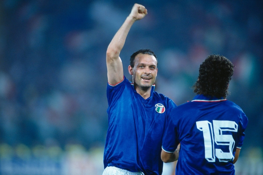 Tiền đạo Schillaci giành được Chiếc giày Vàng World Cup 1990 salvatore-toto-schillaci-celebra.jpg