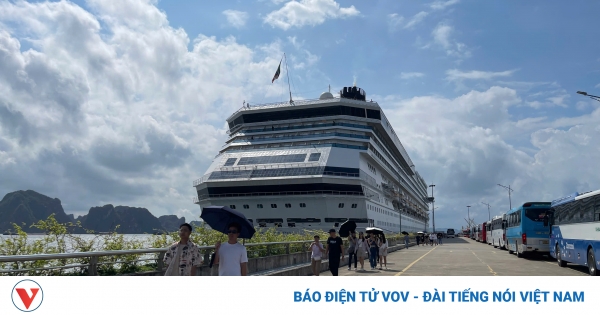 sieu du thuyen voi 4 500 hanh khach cung thuy thu doan ca cang tau khach quoc te ha long quang ninh