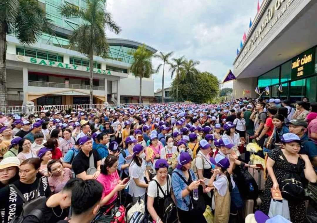 1-17251075631081260478180 Du khách chật cứng như nêm cửa khẩu Lào Cai trong ngày đầu nghỉ lễ 2/9 - Ảnh 1.