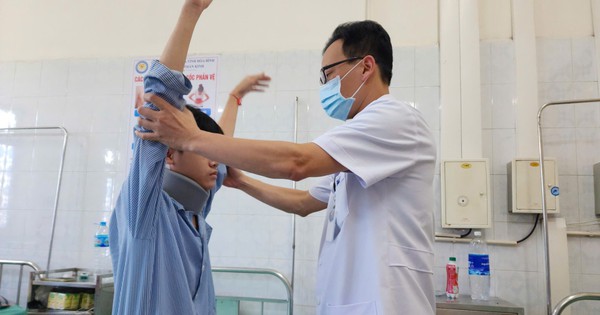 Thiếu niên liệt tứ chi sau khi chơi điện thoại nhiều giờ 1 1241 1728460286146 17284602873191739623718 1728532337435 17285323381022118181486 0 0 1250 2000 crop 1728532689630810517865