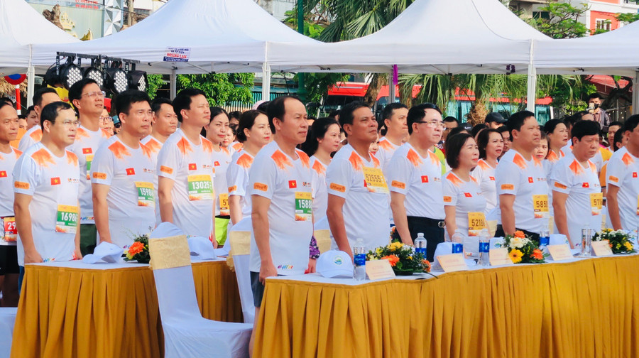 Các đại biểu thực hiện nghi lễ chào cờ khai mạc sự kiện. 19-10-1-9505.jpg